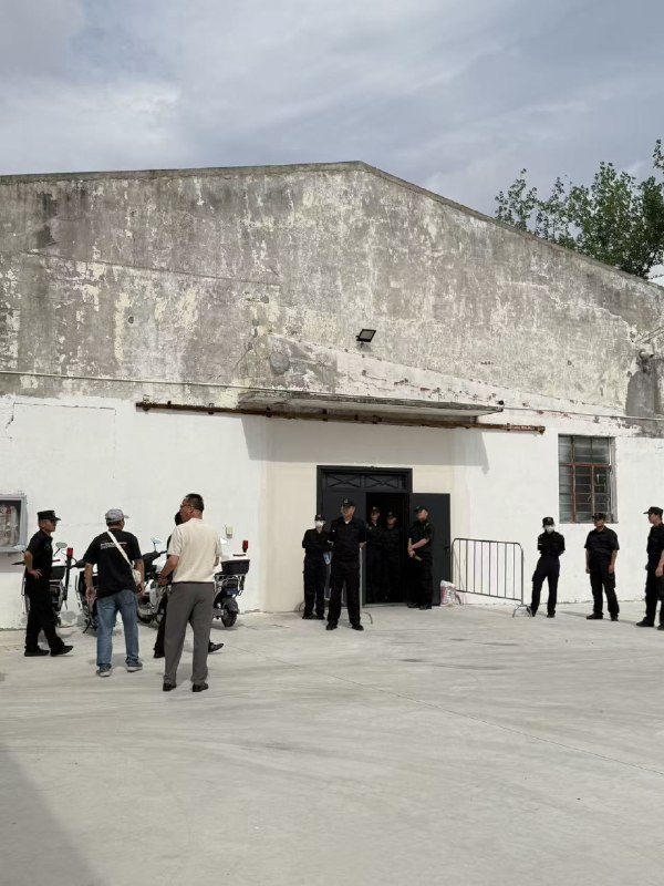 1.把受害人从浦东市中心运往35km外鸟不拉屎的黑仓库2.将维权老人锁进两重铁门里，才肯放救护车救人3.不明身份黑衣人（上海浦东警方的马甲）将大门锁死，非法拘禁受害人，群情激愤4.大门锁死，群情激愤，警察说他管不了非法拘禁5.中航信托办公地外景6.中航信托办公地外景17.中航信托办公地外景28.中航信托办公地内景9.110打了又打，门终于打开了，外面还有一道铁门和一群黑衣打手10.二创1.把受害人从浦东市中心运往35km外鸟不拉屎的黑仓库2.将维权老人锁进两重铁门里，才肯放救护车救人3.不明身份黑衣人（上海浦东警方的马甲）将大门锁死，非法拘禁受害人，群情激愤4.大门锁死，群情激愤，警察说他管不了非法拘禁5.中航信托办公地外景6.中航信托办公地外景17.中航信托办公地外景28.中航信托办公地内景9.110打了又打，门终于打开了，外面还有一道铁门和一群黑衣打手10.二创