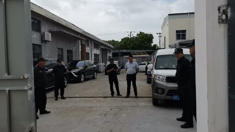 1.把受害人从浦东市中心运往35km外鸟不拉屎的黑仓库2.将维权老人锁进两重铁门里，才肯放救护车救人3.不明身份黑衣人（上海浦东警方的马甲）将大门锁死，非法拘禁受害人，群情激愤4.大门锁死，群情激愤，警察说他管不了非法拘禁5.中航信托办公地外景6.中航信托办公地外景17.中航信托办公地外景28.中航信托办公地内景9.110打了又打，门终于打开了，外面还有一道铁门和一群黑衣打手10.二创1.把受害人从浦东市中心运往35km外鸟不拉屎的黑仓库2.将维权老人锁进两重铁门里，才肯放救护车救人3.不明身份黑衣人（上海浦东警方的马甲）将大门锁死，非法拘禁受害人，群情激愤4.大门锁死，群情激愤，警察说他管不了非法拘禁5.中航信托办公地外景6.中航信托办公地外景17.中航信托办公地外景28.中航信托办公地内景9.110打了又打，门终于打开了，外面还有一道铁门和一群黑衣打手10.二创