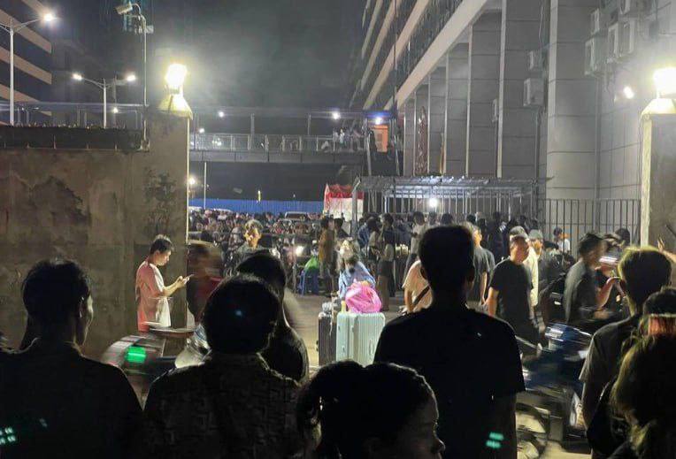 柬埔寨西港中国城园区多家公司突然解散 数百外籍员工连夜撤离晚11时，西哈努克省中国城园区多家公司突然宣布解散，大批外籍员工聚集楼下陆续离开，其中包括大量中国籍人员夜间园区内可见不少员工携带行李匆忙撤离，部分公司门前停靠多辆接载车辆，现场一度出现混乱场面柬埔寨西港中国城园区多家公司突然解散 数百外籍员工连夜撤离晚11时，西哈努克省中国城园区多家公司突然宣布解散，大批外籍员工聚集楼下陆续离开，其中包括大量中国籍人员夜间园区内可见不少员工携带行李匆忙撤离，部分公司门前停靠多辆接载车辆，现场一度出现混乱场面