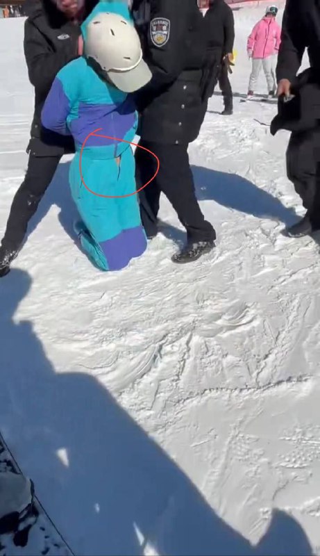 河北 云居滑雪场一男子掏出老二猥亵女教练，被警察直接抓了 被抓时拉链都没拉上