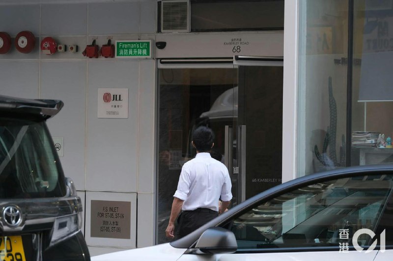 太子集团陈志调查｜香港关联公司拥市值30亿尖沙咀商厦据香港媒体报道，柬埔寨经营电讯诈骗园区的太子集团创办人陈志遭美国起诉和制裁，《香港01》系列报道首篇深入调查，揭开他的香港关系网，发现关联公司坐拥尖沙咀一整幢估值30亿元的甲级商厦