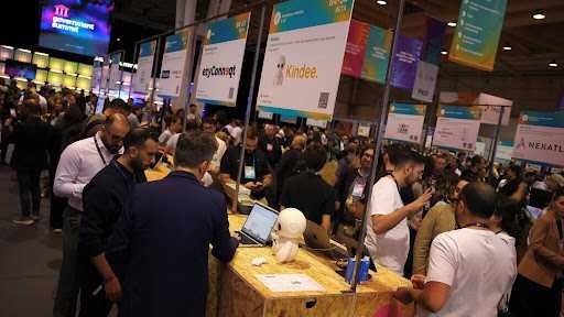 里斯本全球网络峰会聚焦AI 微软重金布局 中国企业崛起引全球关注在葡萄牙首都里斯本举行的全球网络峰会（Web Summit）上，中美之间的地缘政治与科技竞争成为首日焦点