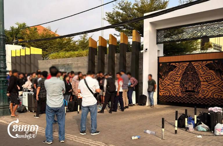 1. 逃离电诈窝点引发滞留危机，大量外籍人士困在街头自本月初起，大量外籍人员从柬埔寨各地电诈园区逃离，因缺乏护照、资金及回国渠道，滞留在西港、贡布、暹粒、金边等地，引发国际社会高度关注
