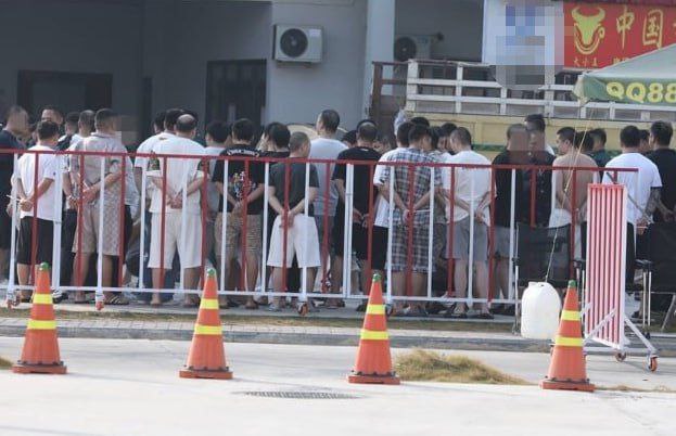 1. 大早上公司的管理什么的就全都跑了，刚刚是每栋办公室被宪兵手持AK包围