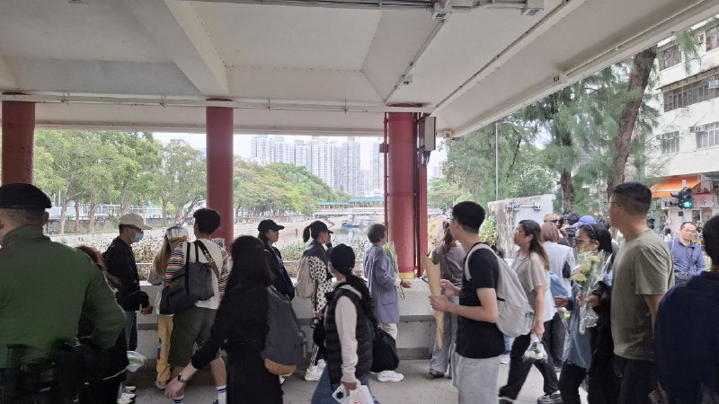 機動部隊要求，在場人士喺太和橋U Turn 到對面河排隊獻花，總長度達1600米