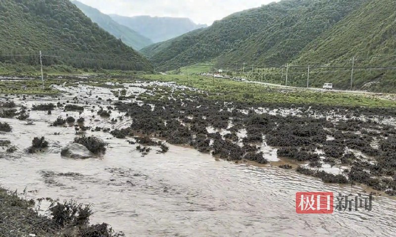 ⁠【 #甘肃渭源山洪亲历者发声 】 #游客在甘肃山洪前放弃进山躲过一劫 7月26日下午，甘肃定西渭源县双石门景区受短时强降雨影响，发生山洪灾害，造成人员伤亡