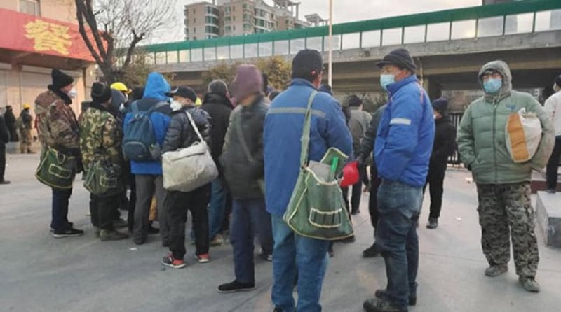 你现在出门，扛着一台摄影机，随便找一个外送员，一个流水线的普工，一个清洁工，或者一个贫困大学生，你就去拍一个纪录片