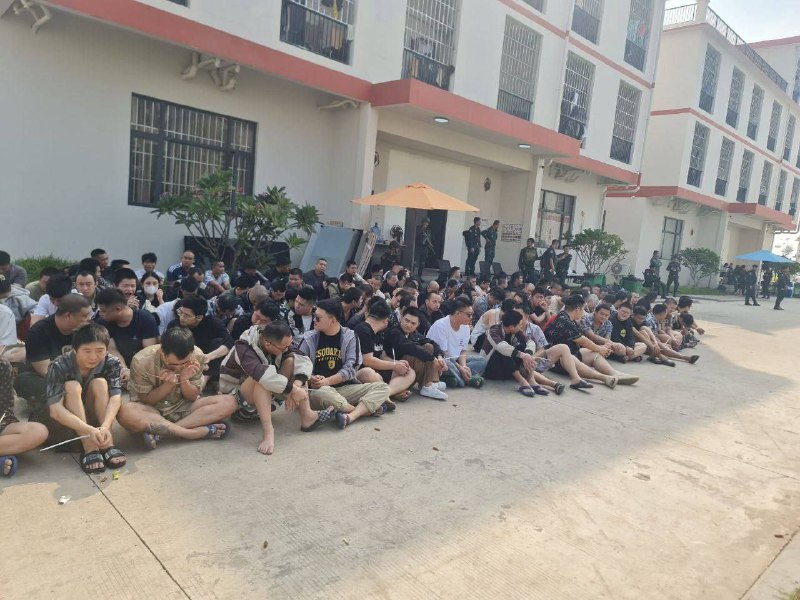 1. 大早上公司的管理什么的就全都跑了，刚刚是每栋办公室被宪兵手持AK包围