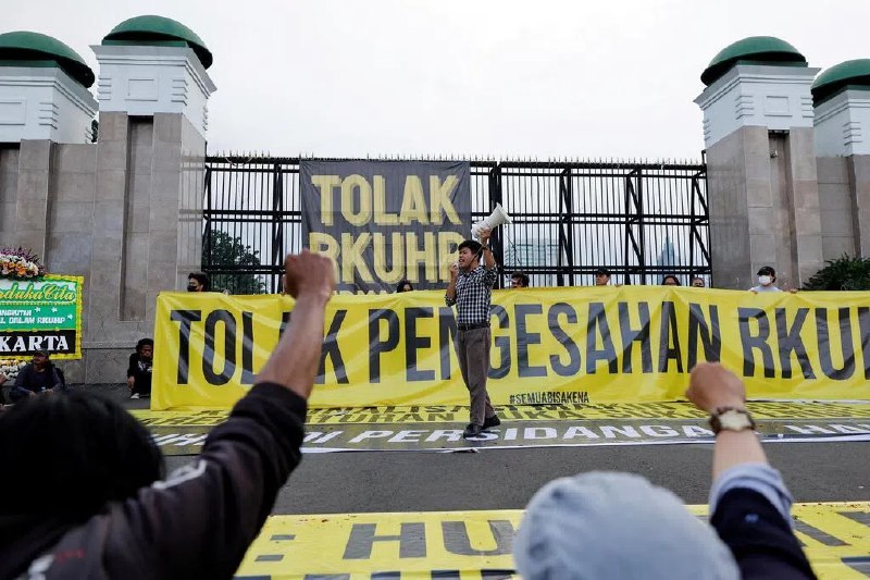⁠ 印尼新刑法将生效引民主人士担忧 部长称需公众监督印度尼西亚一位政府部长告诉路透社，印尼新的刑法将于2026年1月2日生效，届时婚前性行为和侮辱国家行为将被定为犯罪