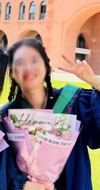 1.【 #知情人称海南失联女研究生延毕一年 】 #海南大学失联女研究生最后现身桥下 8月25日，海南大学海甸校区一名女生晚上走出校门后失联，其同学四处寻找无果，已报警