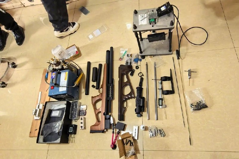 ⁠【 #男子网购配件自制气枪林间练枪被罚 ，组装的气枪和配件被收缴】男子自行购买气枪配件、组装气枪，并在自家附近小树林里练习射击时被下乡走访的民警发现