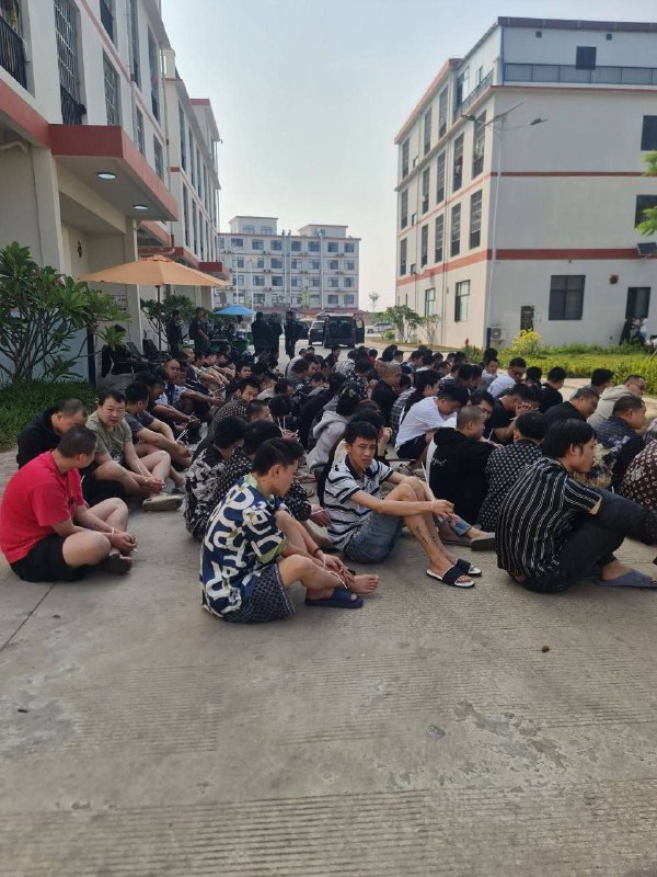 1. 大早上公司的管理什么的就全都跑了，刚刚是每栋办公室被宪兵手持AK包围