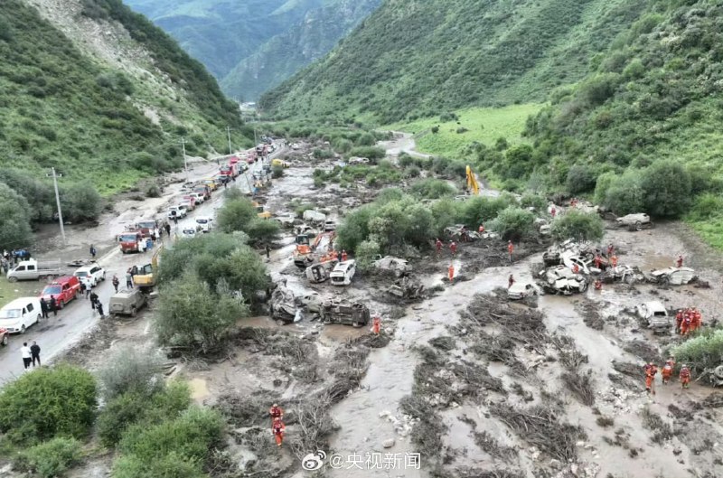 1.【山洪冲进露营地，10人遇难
