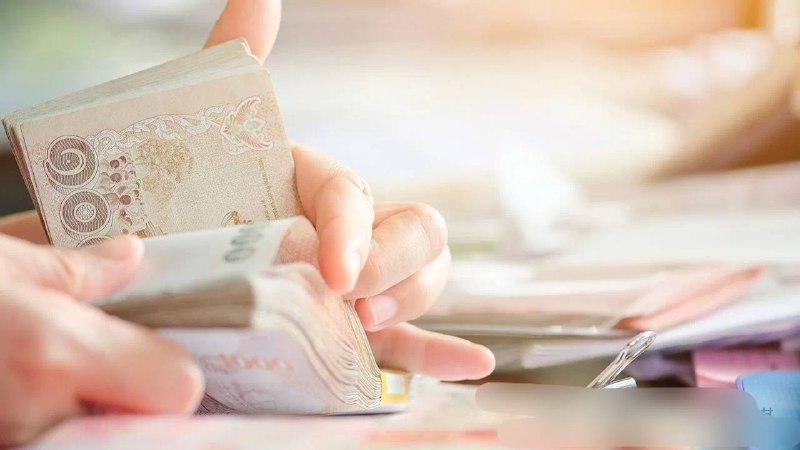 #泰国 #美女 总理 向270万人 发钱 一人一万！3月10日上午，泰国副总理兼财政部长皮猜在结束由总理佩通坦主持召开的经济刺激项目政策委员会会议后透露称，会议批准了通过10,000泰铢数字钱包刺激经济的第3期项目，本期主要针对的是16-20岁群体，共计270万人，且预计将于第2季度末或第3季度初发放