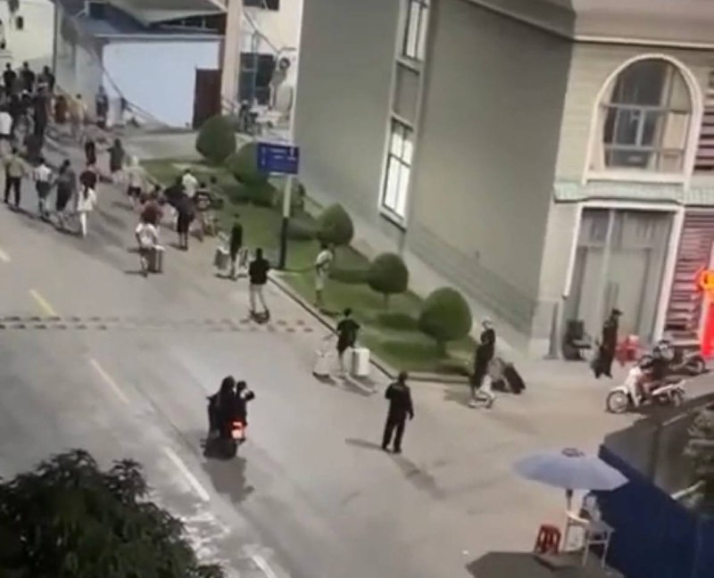 1. 柬埔寨大使馆安置点这些昨天说没有发到物资的人 ，人家帮忙的人那边直接不管了，这些人直接开始抢物资了，根本就没有理解人家帮忙的辛苦付出和劳动