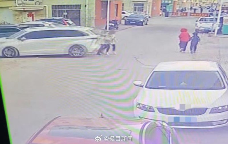 【 #女法官倒车致2女子身亡 2名孩童及时避让未受伤】 #倒车致2人身亡女法官被停职调查 12月3日，网友反映，内蒙古巴彦淖尔市乌拉特前旗一名女法官疑因倒车失误致2人身亡