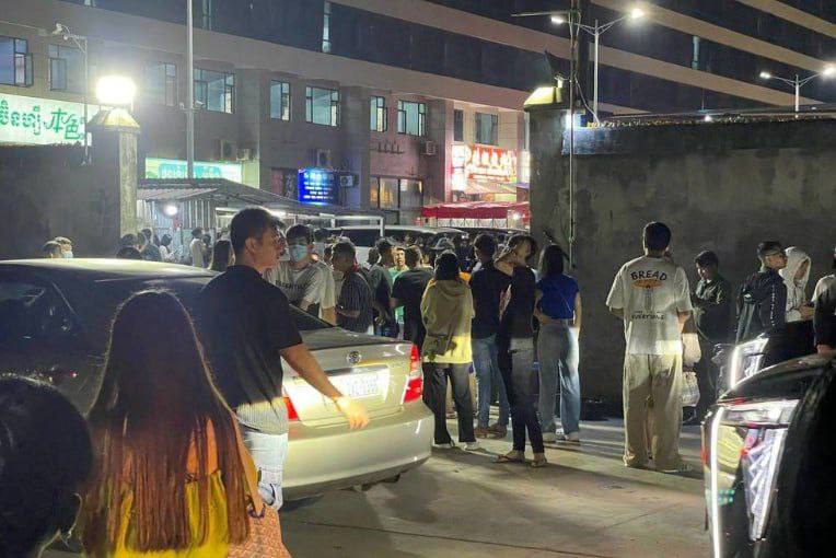 柬埔寨西港中国城园区多家公司突然解散 数百外籍员工连夜撤离晚11时，西哈努克省中国城园区多家公司突然宣布解散，大批外籍员工聚集楼下陆续离开，其中包括大量中国籍人员夜间园区内可见不少员工携带行李匆忙撤离，部分公司门前停靠多辆接载车辆，现场一度出现混乱场面柬埔寨西港中国城园区多家公司突然解散 数百外籍员工连夜撤离晚11时，西哈努克省中国城园区多家公司突然宣布解散，大批外籍员工聚集楼下陆续离开，其中包括大量中国籍人员夜间园区内可见不少员工携带行李匆忙撤离，部分公司门前停靠多辆接载车辆，现场一度出现混乱场面