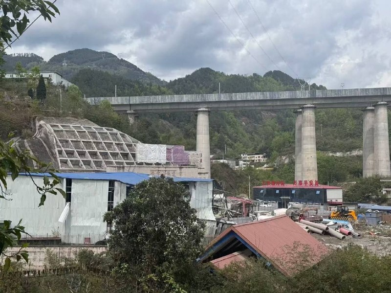 重庆一隧道发生爆炸，致4人死亡，12人受伤重庆一隧道发生爆炸，致4人死亡，12人受伤