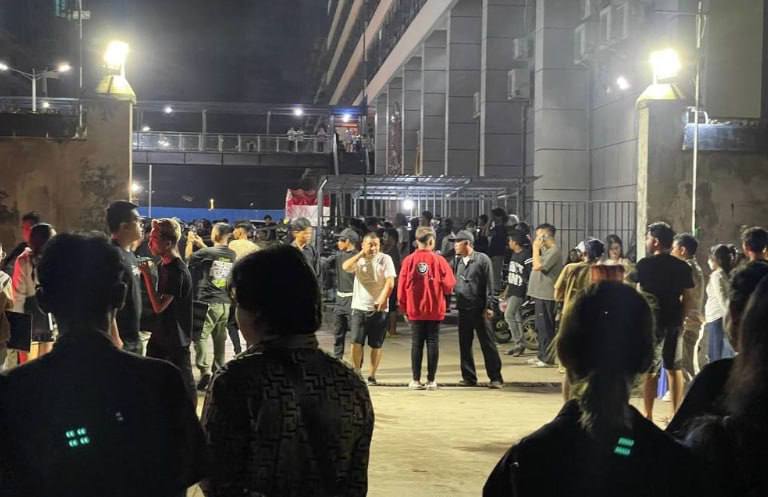 柬埔寨西港中国城园区多家公司突然解散 数百外籍员工连夜撤离晚11时，西哈努克省中国城园区多家公司突然宣布解散，大批外籍员工聚集楼下陆续离开，其中包括大量中国籍人员夜间园区内可见不少员工携带行李匆忙撤离，部分公司门前停靠多辆接载车辆，现场一度出现混乱场面柬埔寨西港中国城园区多家公司突然解散 数百外籍员工连夜撤离晚11时，西哈努克省中国城园区多家公司突然宣布解散，大批外籍员工聚集楼下陆续离开，其中包括大量中国籍人员夜间园区内可见不少员工携带行李匆忙撤离，部分公司门前停靠多辆接载车辆，现场一度出现混乱场面