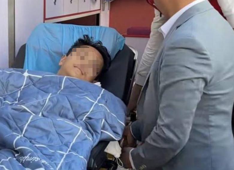 中国网红在非洲绑架同胞被捕 受害者遭囚禁虐待双腿骨折在坦桑尼亚从事短视频创作的华人网红“非洲洋洋”（赵俊洋）因涉嫌绑架、虐待同胞，于12月25日被当地警方逮捕 受害者为同为视频博主的贵州华人曾凡贵 其在赴坦合作拍摄时，遭赵俊洋用辣椒水及电棍制服，随后被囚禁虐待长达七天，期间双腿被打断、财物被劫，并被胁迫诱骗更多中国同胞赴非