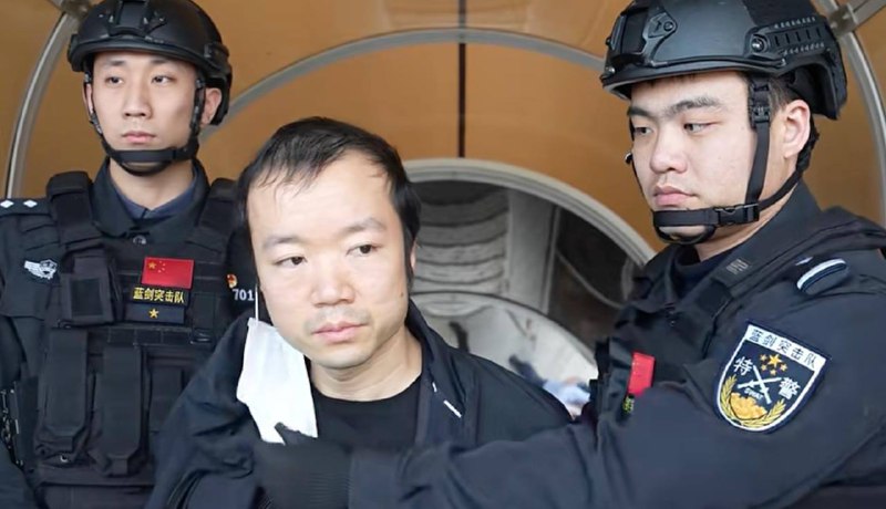 “蓝剑突击队”押解太子集团 陈志押解视频上可以看到，特警臂章显示“蓝剑突击队”