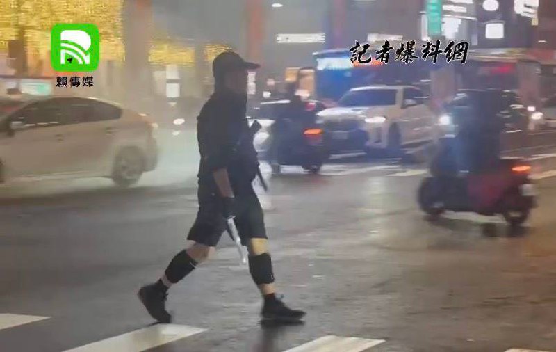 快訊／北車M7出口遭扔煙霧彈！「一箱被炸燃」1人OHCA快訊／丟煙霧彈、持長刀砍人！恐怖男墜樓亡　已釀4命危9傷快訊／恐怖嫌「張文」妨害兵役遭通緝！北車煙霧彈、長刀砍人　1保全被砍到命危台北车站19日下午5点30分左右发生攻击事件，一名男子戴有防毒面具，在台北车站出口附近投掷烟雾弹，1人送医时无生命迹象