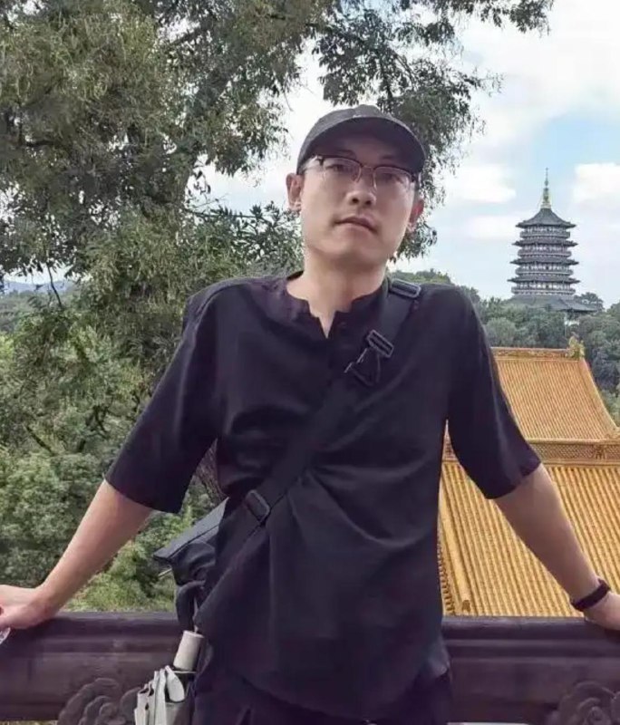 演员仝卓称表弟在柬埔寨失联，中使馆回应正密切跟进案件进展11月25日，中国演员仝卓发布一条求助信息，称与其一起长大的弟弟李怡亨在11月13日外出工作后失去联系，其家人在通过各种方式找人，并附带了弟弟母亲发布的详细求助信息