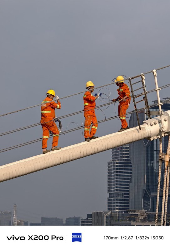 4月22日早高峰，广州一名男子爬上猎德大桥顶部，一度引发交通拥堵，其后被劝阻从桥上下来