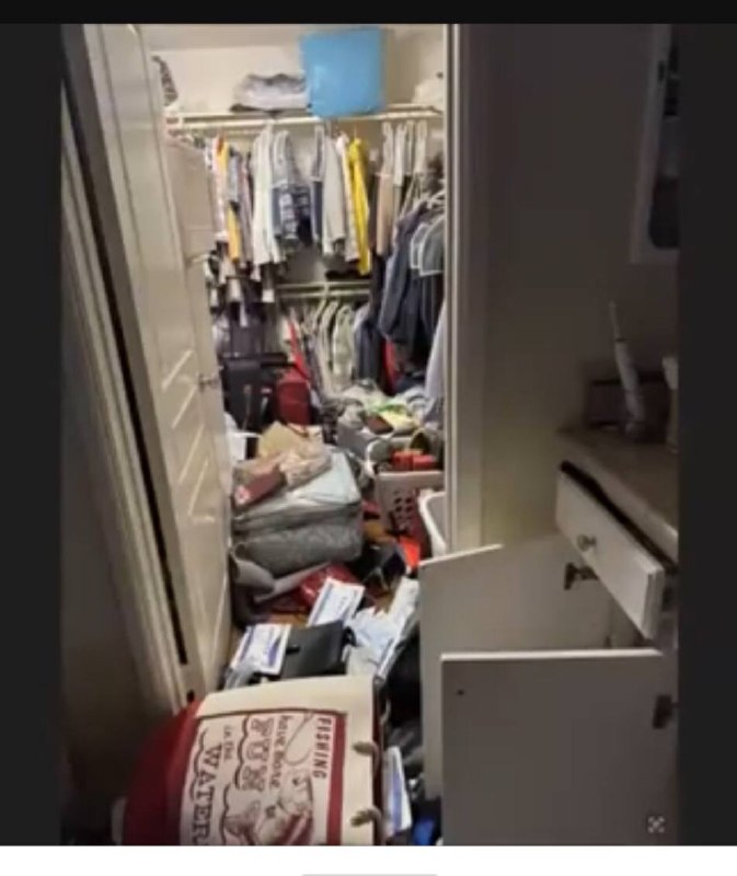 在美国的华人牧师张伯笠家里遭洗劫，所有收藏，首饰，现金被盗，枪却被盗贼扔在一边，盗贼故意不拿走枪，拿走案件将升级！监控设备遭破坏，监控数据被带走，以棉被包裹利器砸碎玻璃门闯入，精准踩点张牧师不在家的时间，作案手法专业至极！🙂从现场图片大家可以看到不是普通的为了财物，而是故意毁坏，给受害者增加心理恐惧，达到震慑的效果
