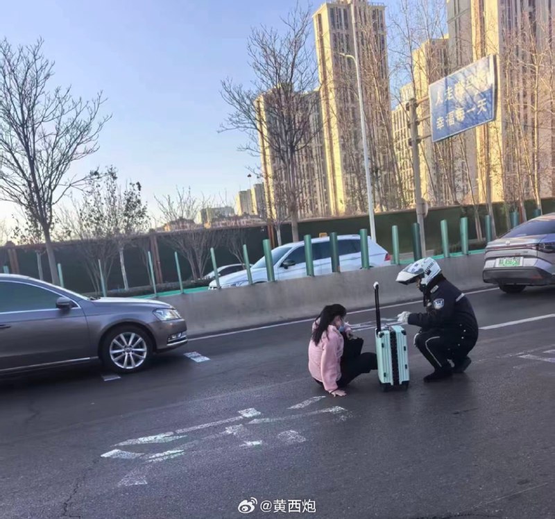 这是多大的压力把孩子逼成这样的？最后交警将女孩带离马路这是多大的压力把孩子逼成这样的？最后交警将女孩带离马路