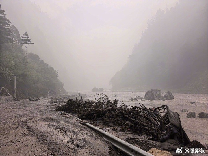 ⁠#吉隆口岸附近多发地质灾害原因探秘 【 #吉隆口岸为何频遭泥石流 问题藏在喜马拉雅深谷】8月26日，西藏吉隆口岸附近再次发生泥石流，中方前往口岸的道路、通信、电力全部中断，并有人员失联情况
