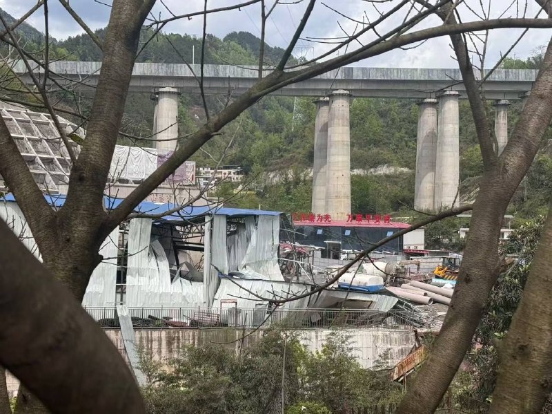 重庆一隧道发生爆炸，致4人死亡，12人受伤重庆一隧道发生爆炸，致4人死亡，12人受伤