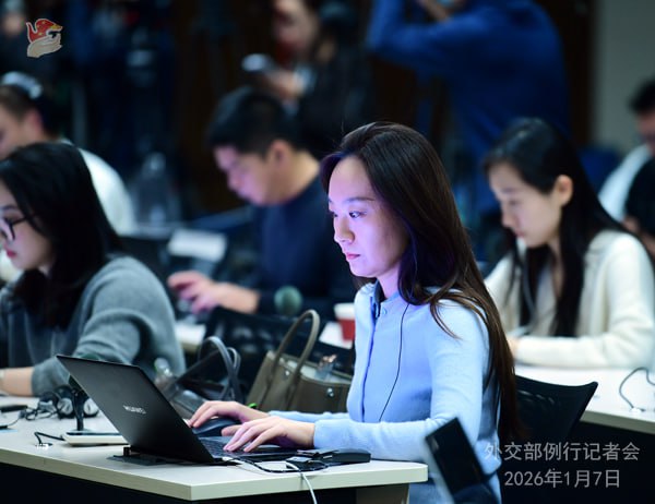 在中国外交部例行记者会上，外国记者就美国针对委内瑞拉的做法提问，大概意思是除了外交声明和谴责之外，中方还有其他招吗？猜猜毛宁会怎么回答彭博社记者
