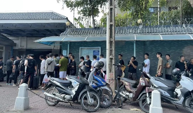 1. 无钱无证无去向？柬埔寨清剿电诈园区，街头现大量滞留人员安全隐患引担忧近期，柬埔寨金边、西港等多地街头出现异常景象